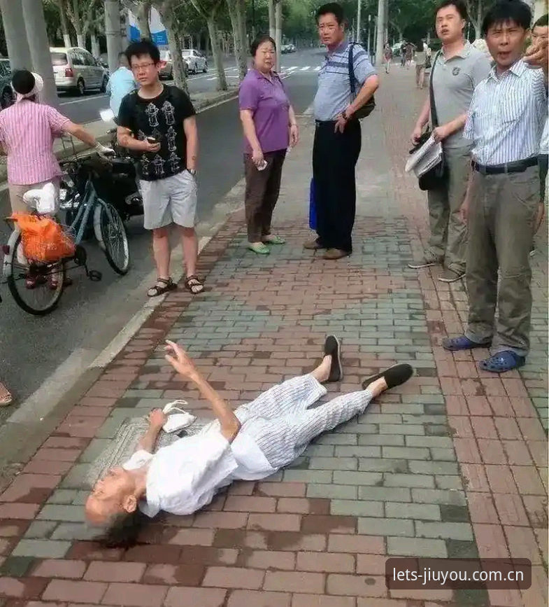 FRFK赛事数据iOS版 很多人以为,运动员倒下又站起来,故事就该划上句号了。但埃里克森的经历,恰恰把这个“句号”变成了问号——而且是一道持续了近五年的问号。北京时间6月8日,丹麦与乌克兰的热身赛上,34岁的他再次捂着胸口倒地,比赛直接取消。如果你当时正通过FRFK赛事数据iOS版追踪这场比赛的实时动态,你会发现数据流在几分钟内就跳出了“比赛暂停”和“取消”的标签,那背后是一个切实的生命警报。